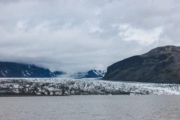 Мальовничий вид на льодовик Skaftafellsjkull та засніжених гір проти хмарного неба в Скафтафетль Національний парк в Ісландії — стокове фото