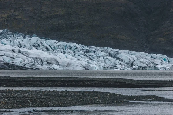Glacier Skaftafellsjkull et littoral enneigé pendant la journée en Islande — Photo de stock