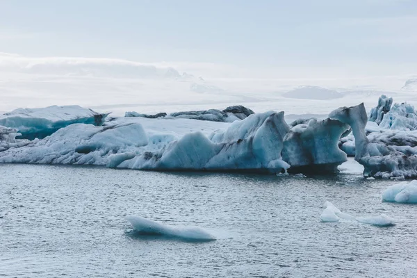 Beaux morceaux de glace de glacier flottant dans le lac en Islande — Photo de stock