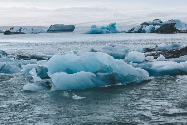 Trozos de hielo glaciar flotando en el lago en Jokulsarlon, Islandia - foto de stock