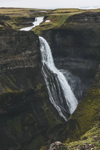 Пташиного польоту мальовничий водоспад Haifoss і кам'янистій скелі, Ісландія — стокове фото