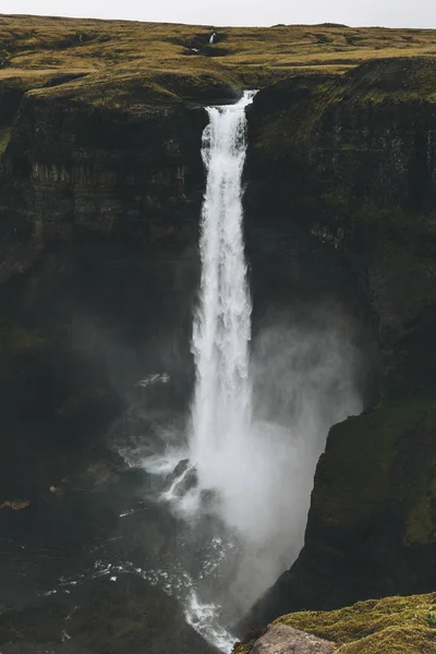 Dramatischer Haifoss-Wasserfall und felsige Klippe, Island — Stockfoto