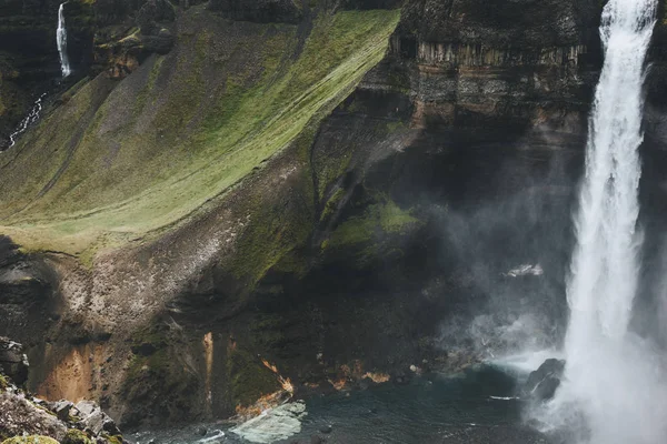 Luftaufnahme des Haifoss-Wasserfalls und des grünen Hügels, Island — Stockfoto