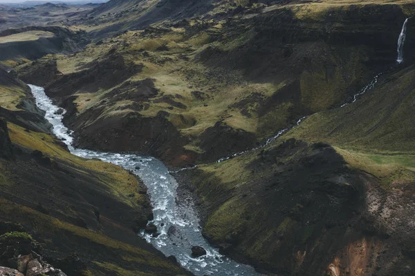 Vista aérea de córrego curvilíneo em colinas verdes na Islândia — Fotografia de Stock