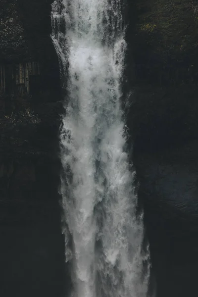 Nahaufnahme eines Haifoss-Wasserfalls auf schwarz, Island — Stockfoto