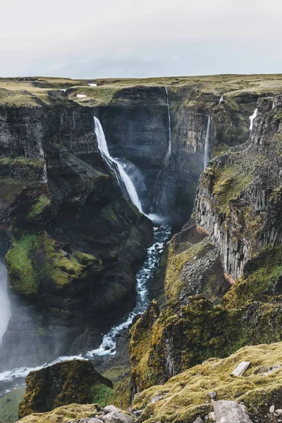 Luftaufnahme der isländischen Landschaft mit Haifoss-Wasserfall — Stockfoto