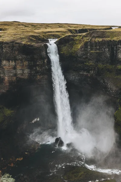 Luftaufnahme der isländischen Landschaft mit Haifoss-Wasserfall und grünen Hügeln — Stockfoto