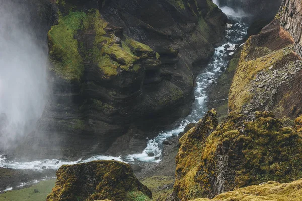 Vista aérea del río que fluye en las montañas de Islandia — Stock Photo