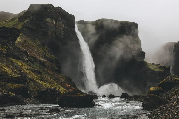 Plano escénico de la cascada Haifoss con niebla alrededor, Islandia - foto de stock