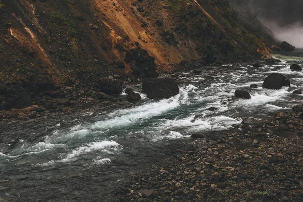 Fiume di montagna che scorre con massi in Islanda — Foto stock