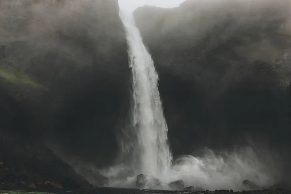 Нижній вид Haifoss водоспад з мрякою навколо, Ісландія — стокове фото