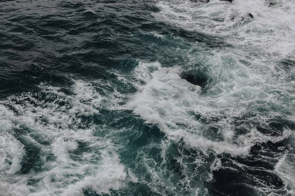 Alto ângulo vista tiro do oceano azul ondulado para o fundo — Fotografia de Stock