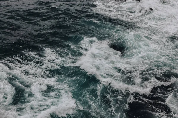 Alto ángulo vista disparo de ondulado azul océano para fondo - foto de stock