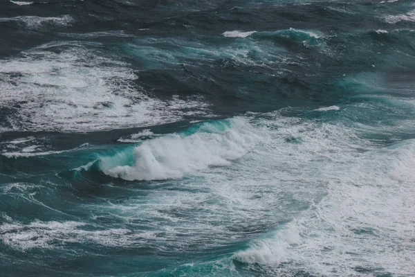Tiro aéreo cênico de oceano azul com ondas espumosas para fundo — Fotografia de Stock
