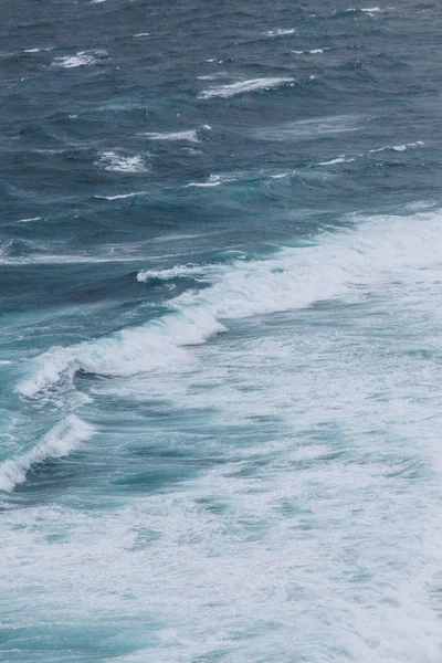 Vista aérea del océano con olas espumosas para el fondo - foto de stock