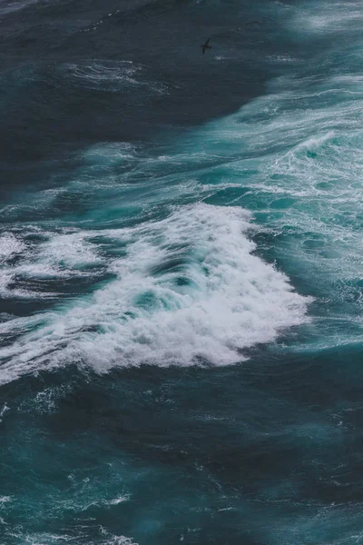 Воздушный вид волнистого голубого океана для заднего плана — стоковое фото