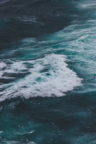 Vista aérea do oceano azul ondulado para fundo — Fotografia de Stock