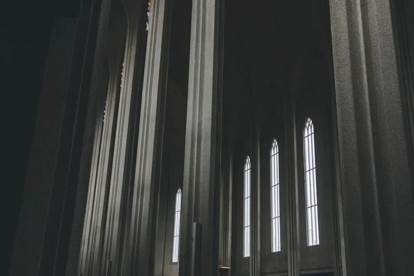 REYKJAVIK, ISLANDIA - 22 DE JUNIO DE 2018: interior de la iglesia Hallgrimskirkja con muchas columnas en Reikiavik - foto de stock