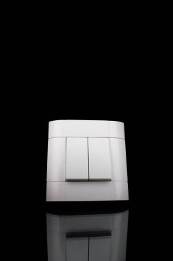 Beyaz modern elektrik ışık anahtarı boş duvara