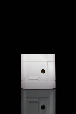 Tv ve radyo anten soketi. Duvar yuva kapağı siyah arka plan üzerine.