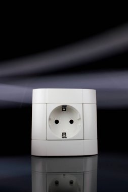 Siyah arka plan üzerine izole topraklı priz Avrupa priz, elektrik nesne,.