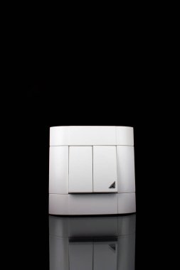 Işık anahtarı. Beyaz ışık siyah duvara geçin. Kavram. Açık kapalı.