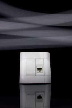 Ağ bağlantı prizi kopya alanı ile siyah duvar.