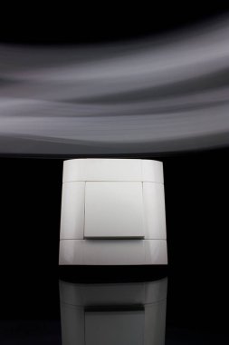 Avrupa geçiş Beyaz Saray elektrik ışık anahtarı On pozisyon siyah arka plan üzerine. 