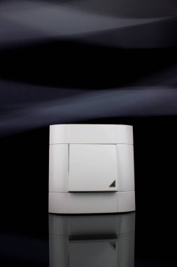 Led üzerinde siyah arka plan ile modern beyaz ışık anahtarı.