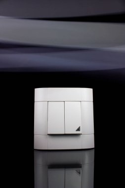 Siyah duvardaki basit modern beyaz Çift Kişilik ldual sağ düğmeye.