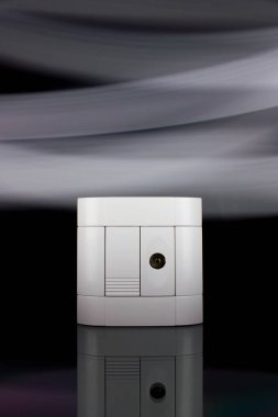 Tv anten karanlık duvar beyaz tak.