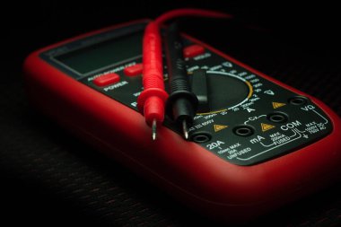 Siyah arka plan üzerine izole farklı elektrikçi ölçüm için dijital multimetre.