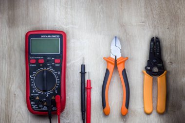 Üstten görünüm iş için bir araç ahşap arka plan üzerinde konut elektrik tesisatı. Yakın çekim