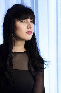 Modern futuristik iç makyaj ve saç kesilmiş kadın