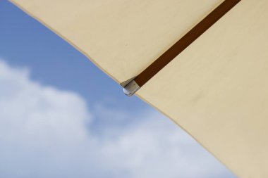 Yaz parlak mavi gökyüzü altında Resort şemsiye