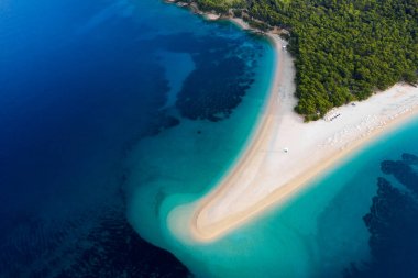 Hırvatistan, Brac adası, Bol. Zlatni Rat'ta havadan görünüm. Havadan plaj ve deniz. Hırvatistan'da ünlü yer.