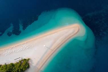 Zlatni Rat, Golden Cape, Brac Island, Hırvatistan havadan görünümü. Adriyatik Denizi'nde yaz plaj seyahatinin en iyi manzarası. Drone fotoğrafı. Seyahat konsepti.