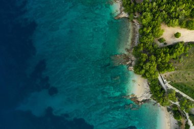 Plaj tatili resimleri. Karadağ'da plaj, deniz, okyanus, sahil drone manzarası. Adriyatik denizinin güzel anteni.