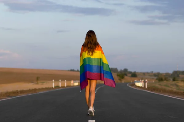Mujer Morena Joven Caminando Por Camino Cubriendo Con Bandera Orgullo — Foto de Stock