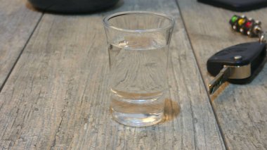 alem ve araba anahtarları. Direksiyonda içki değil. Alkollü içki ve araba anahtarları - yapmak değil içmek ve götürmek kavramı