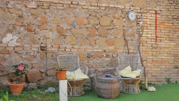 iki koltuk ve sokakta bir hasır tablo