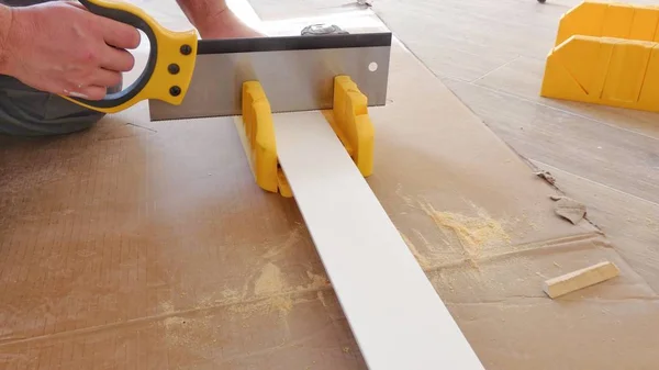 bir sandalye ve bir bıçak yardımı ile yönetim kurulu Süpürgelik gördüm