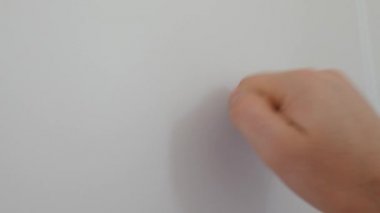 insan eli ahşap kapısını çalıyor