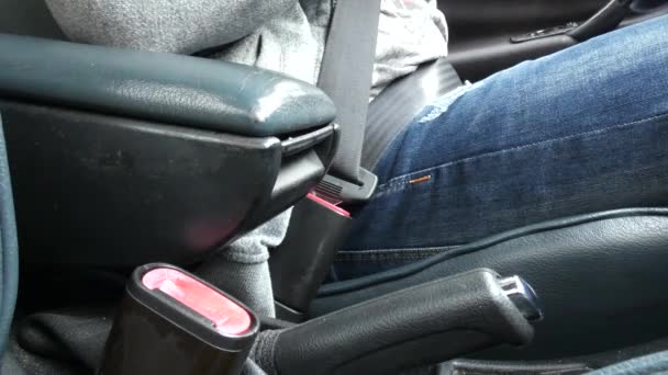 Conducteur Porte Une Ceinture Sécurité Assise Dans Une Voiture — Video