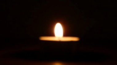 siyah bir arka planda mum. siyah arka plan ve mum üfleme