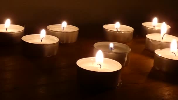 Kerze Auf Schwarzem Hintergrund Schwarzer Hintergrund Und Brennende Kerze — Stockvideo