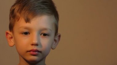 Portre. Üzgün çocuk. ışık arka plan