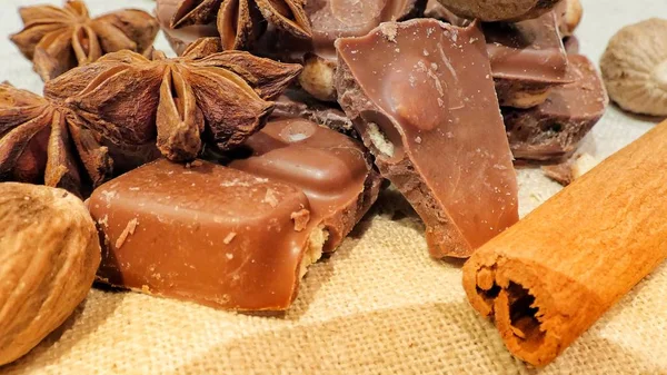 Tumpukan Coklat Dengan Kacang Chocolate Bar Pieces Nut Chocolate Chocolate — Stok Foto
