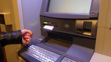 Bir kişi bir Atm bir çek almak için bekliyor