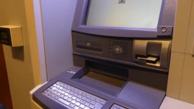 Bir kişi Atm bir kart bekler